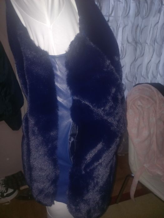 Пухкав тъмно син елек