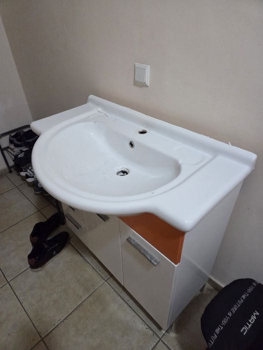 Шкаф за баня с мивка