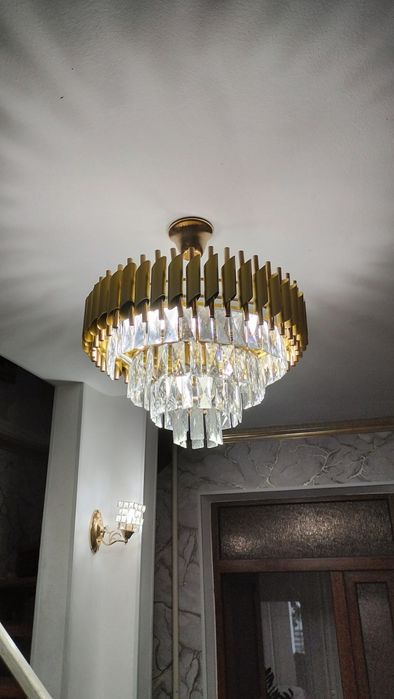 Люстра золотистая