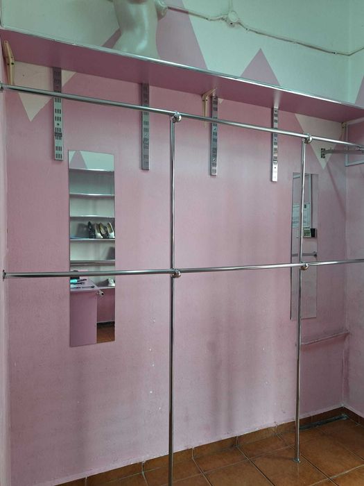 Vand mobilier de magazin