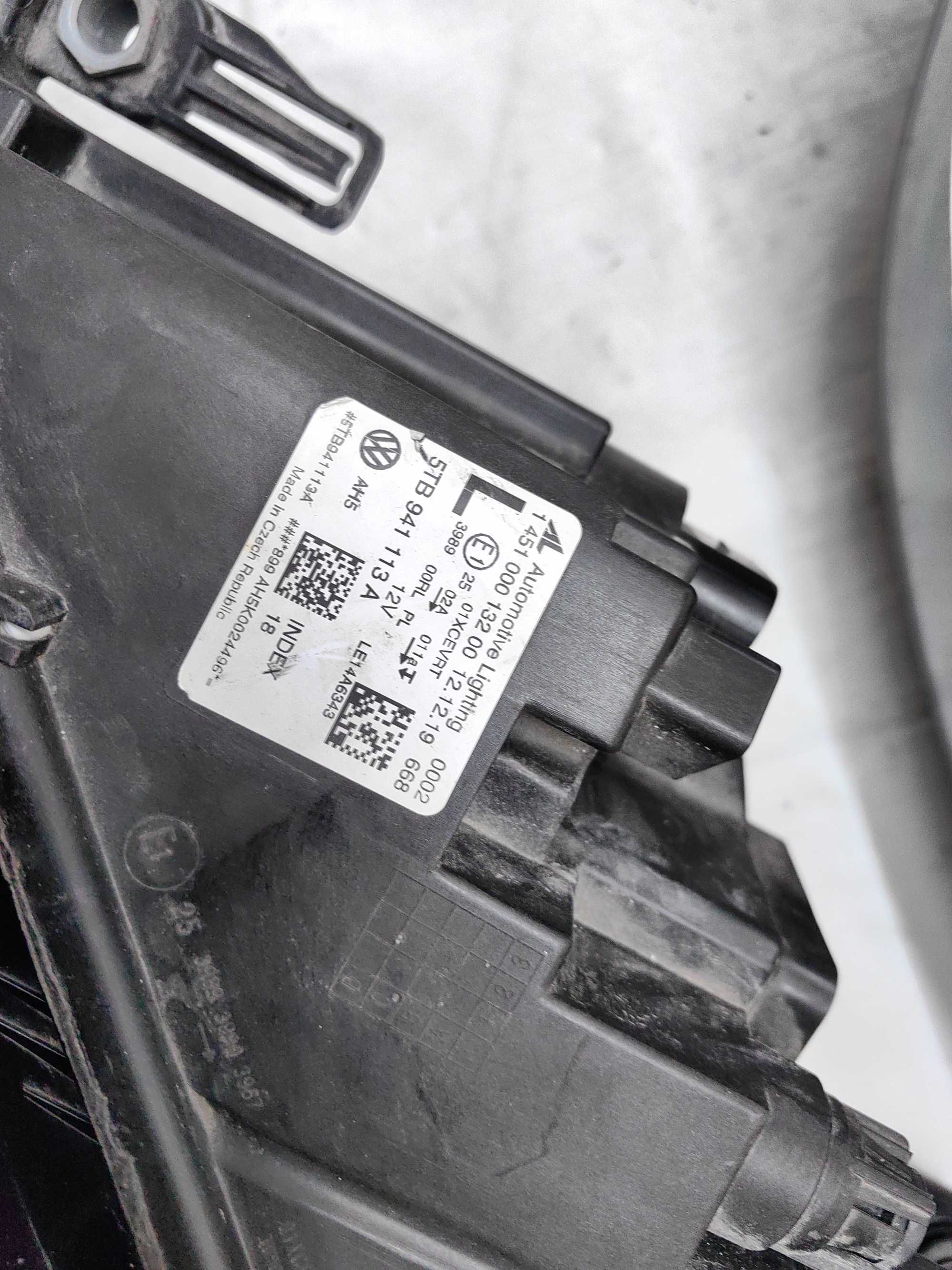 Оригинални  фарове  Vw Touran Full Led
