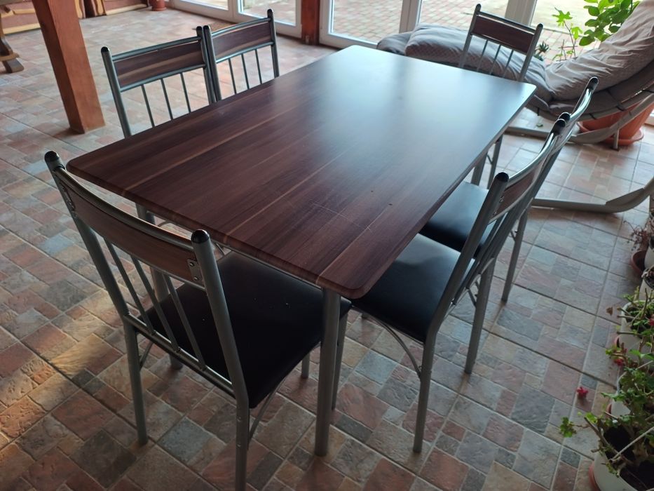 Masa cu 6 scaune puțin folosita