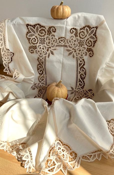 Красива нова покривка и салфетки към нея с изящна дантела и бродерия