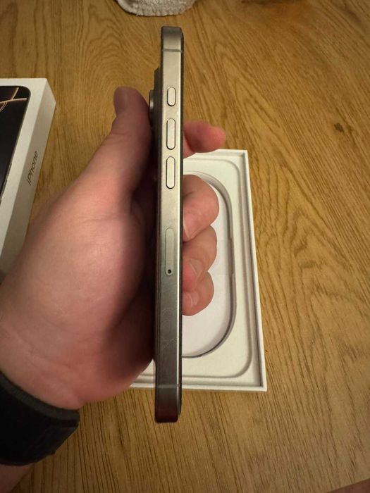 Iphone 16 pro natural titanium 128gb с оставаща още 18 месеца гаранция