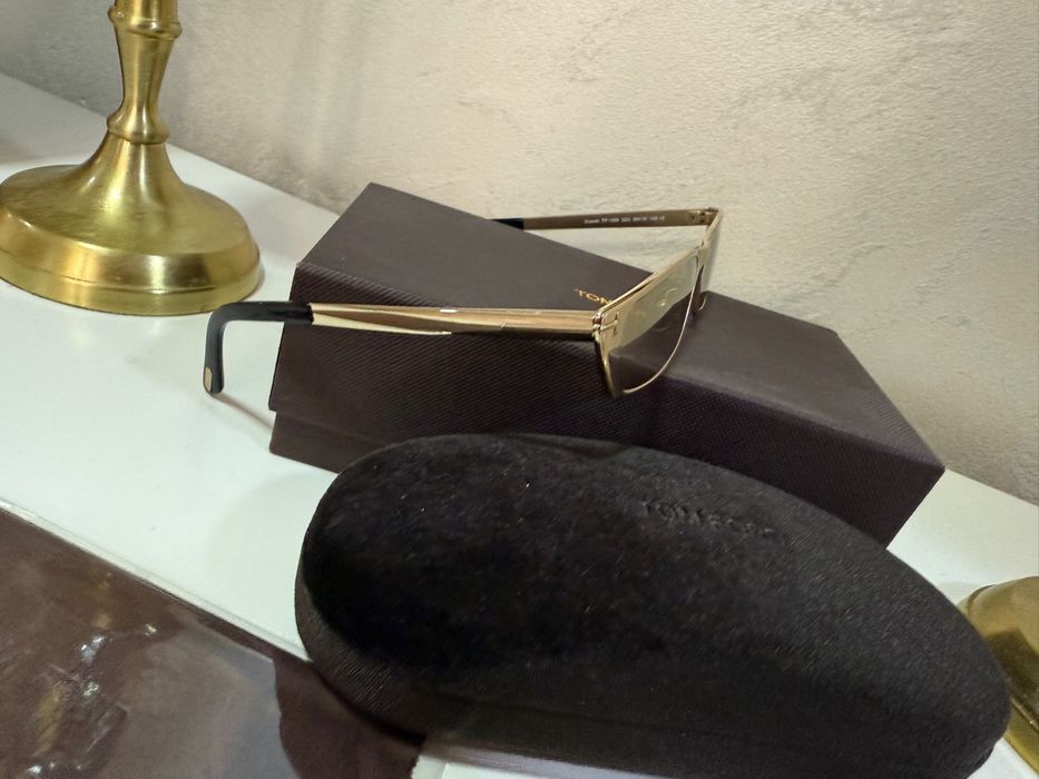 Vand Ochelari de Soare ca si noi