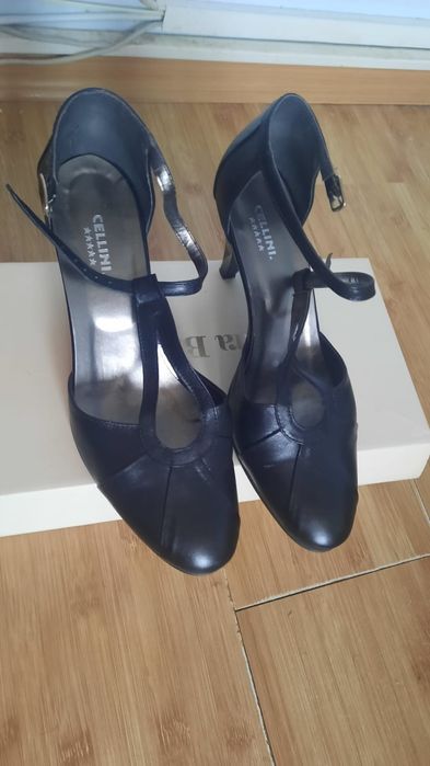 Pantofi negri f comozi.purtati 2 ori