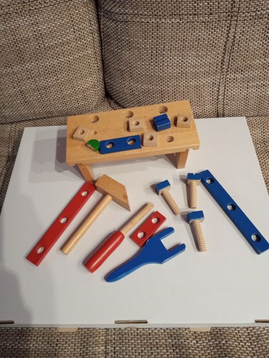 Детски играчки и бебешко кошче