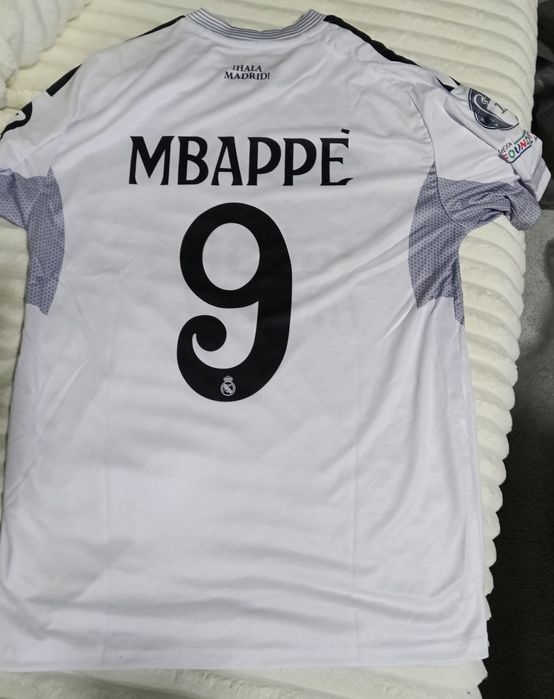 Vând 2 tricouri absolut noi, unul cu tot cu short.Fotbalisti celebri