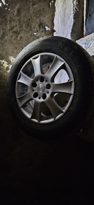 Vând 4 jante de aliaj aluminiu cu cauciucuri.