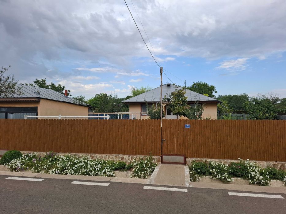 Vând casă suprafață 1000m², casa are 150 de m²