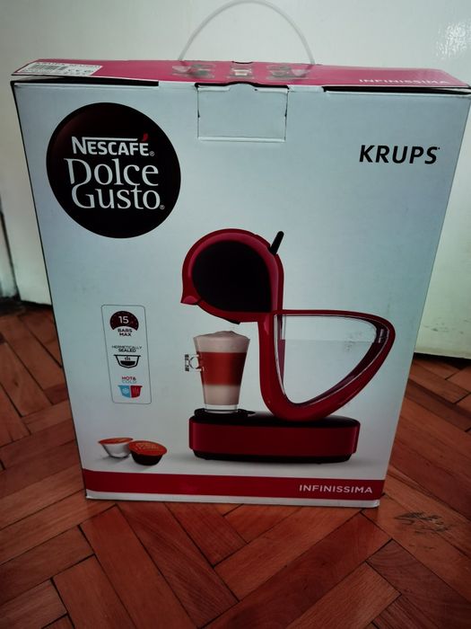 Продавам кафе машина за капсули Nescafé Dolce Gusto