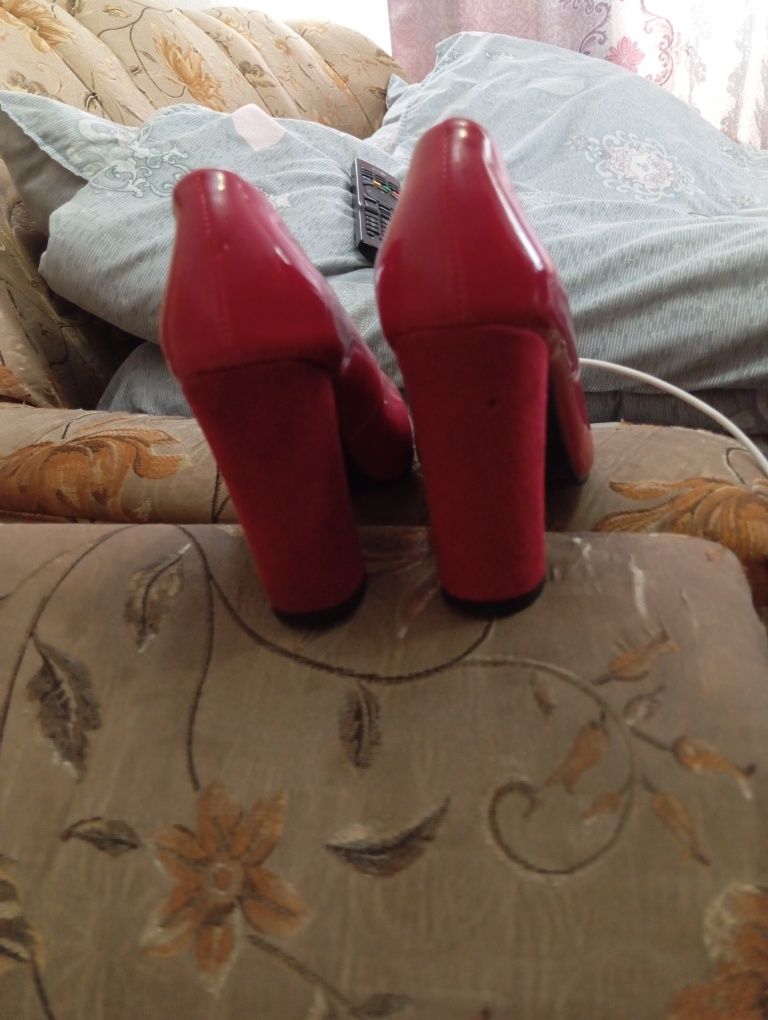 Продам туфли красного цвета