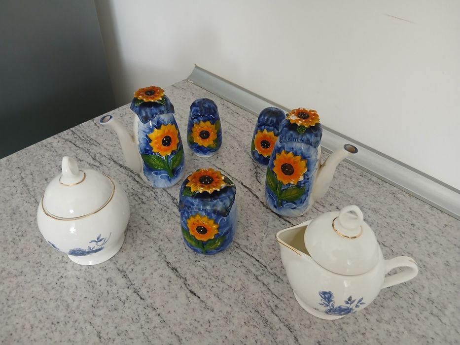 Vand 2 seturi retro portelan pentru bucatarie pastrare mirodenii