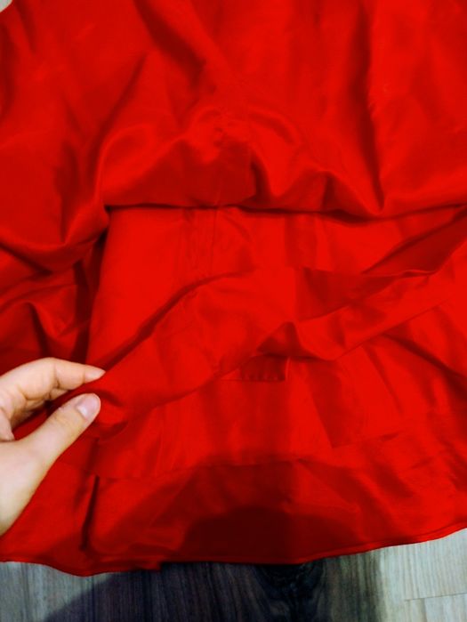 Елегантна сатенена бална рокля