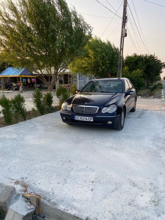 Vând Mercedes C180