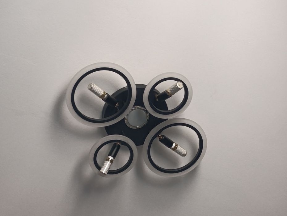 Продам люстру говорящая работает от пульта