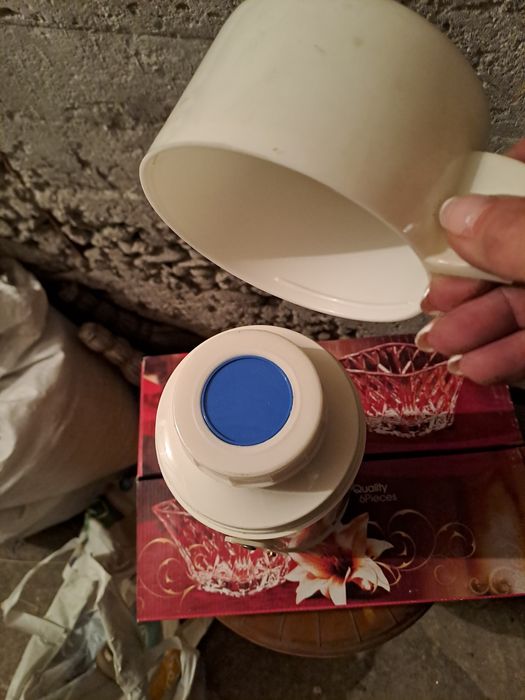 Термуси различни от които единият професионален.