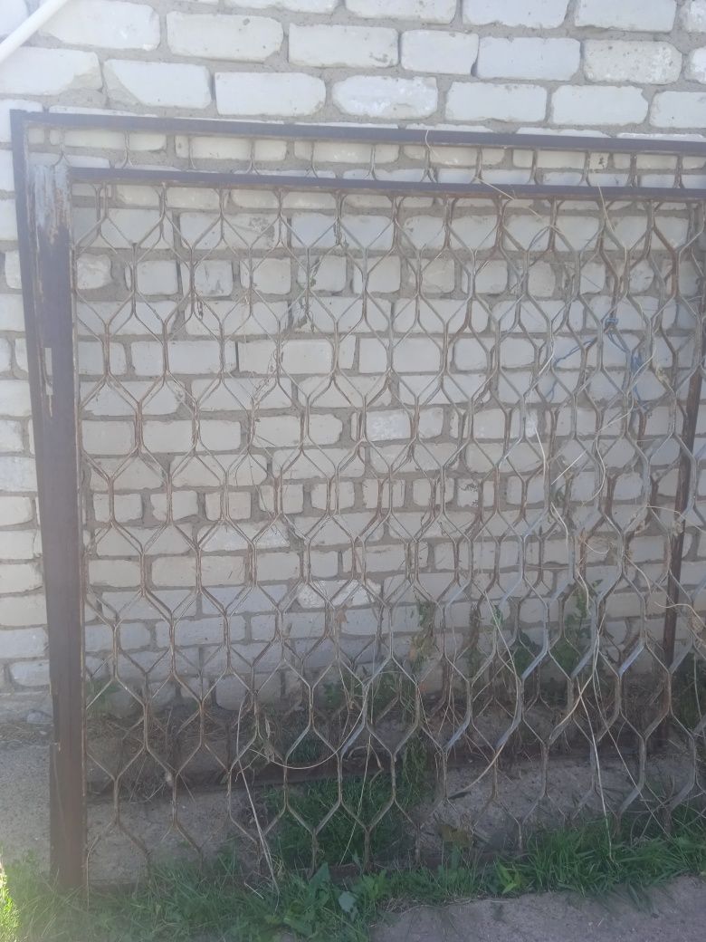 Продам металлические решетки на окна