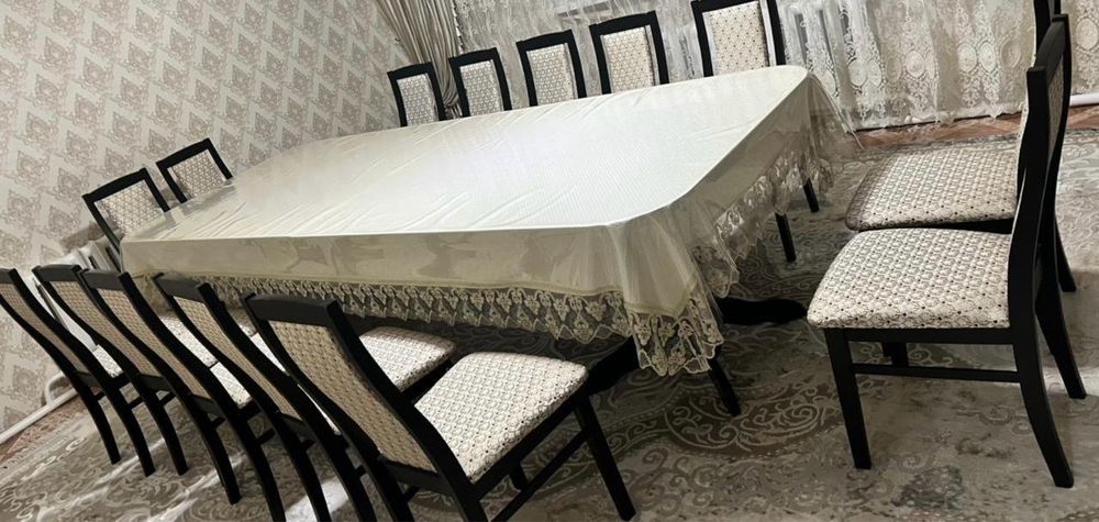 Стол с 8 стулями в хорошем состоянии
