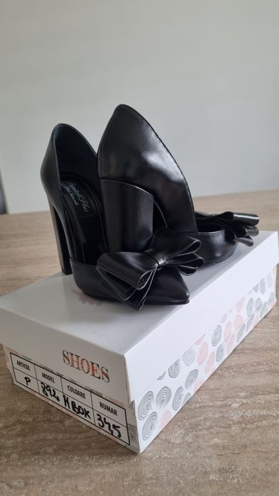 Pantofi noi,din piele ,34,5