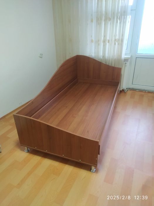 Кровать.