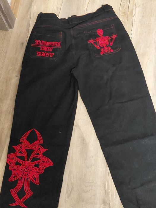 Pantaloni negri cu broderie rosie