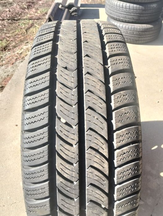 Vând 2 anvelope cu jante tabla 205/65/16C M+S