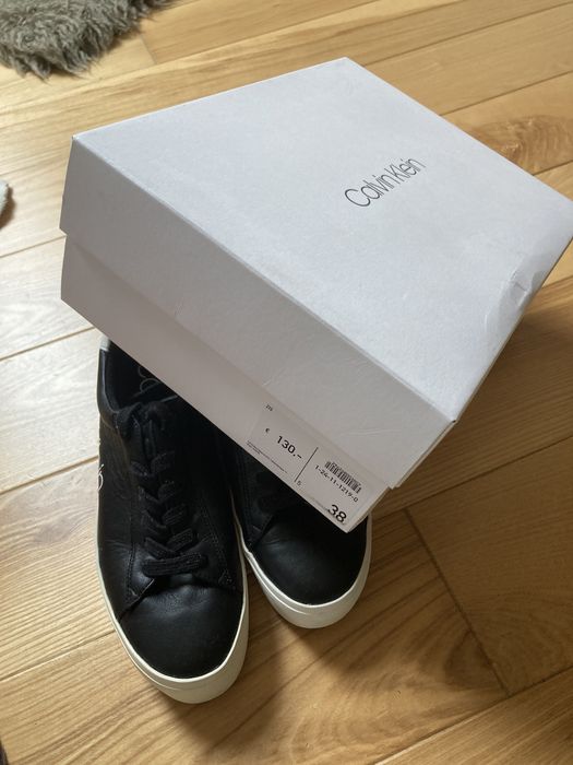 Vând adidași Calvin Klein