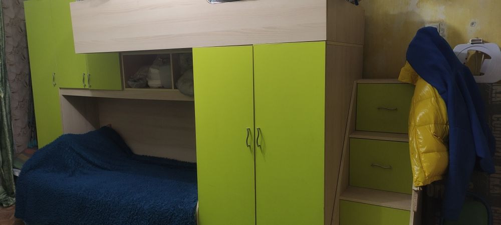 Двуярусная кровать основательная, есть ПК стол, шкафы