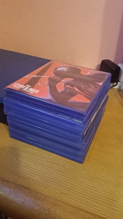 Vând ps4 cu jocuri