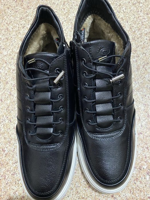 Срочно  продам. Новые  зимние  кроссовки ,