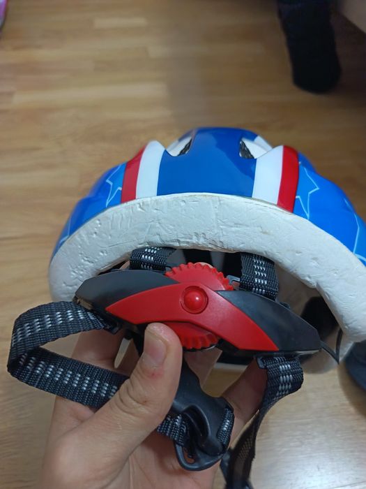 Vând casca, cotiere și genunchiere