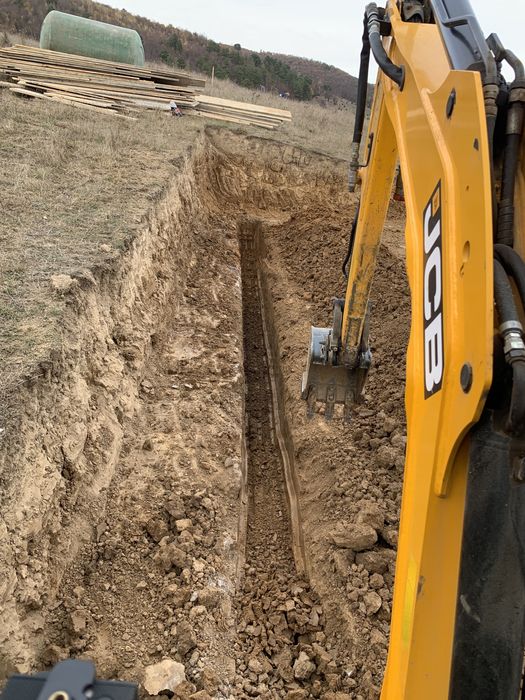 Inchiriez miniexcavator cu operator