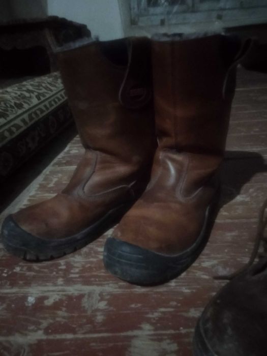 Oyoq kiyim qishda kiyishga zo'r. Suvli nam ko'cha ishlariga zo'r