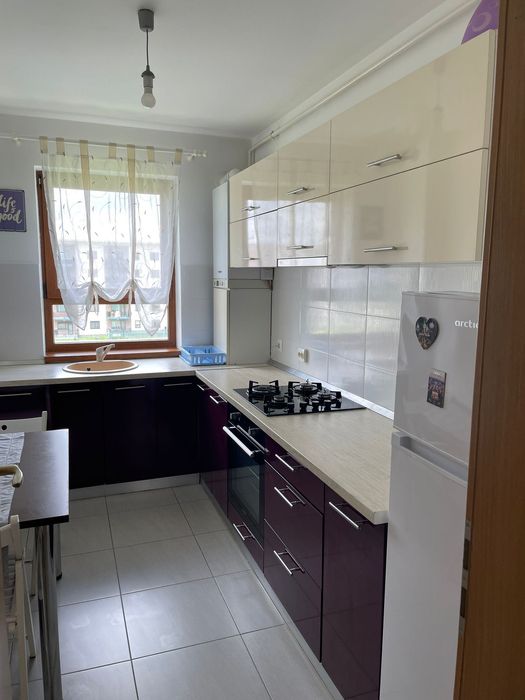 Închiriez apartament.