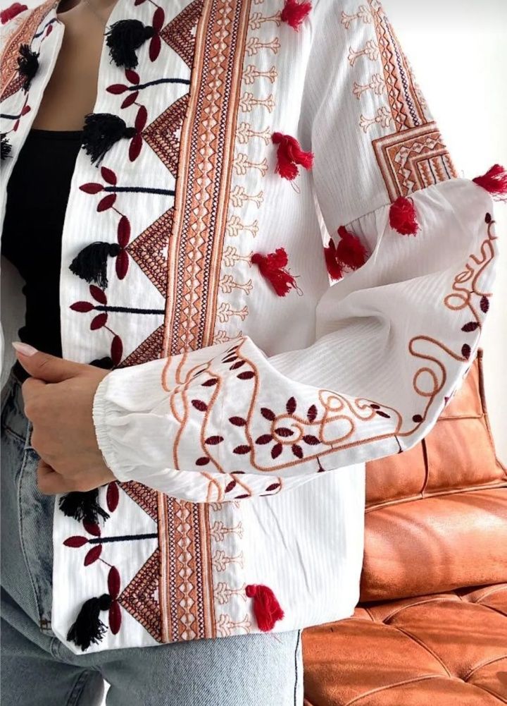 Jachetă tradițională albă, cu broderie florală și ciucuri | M și L