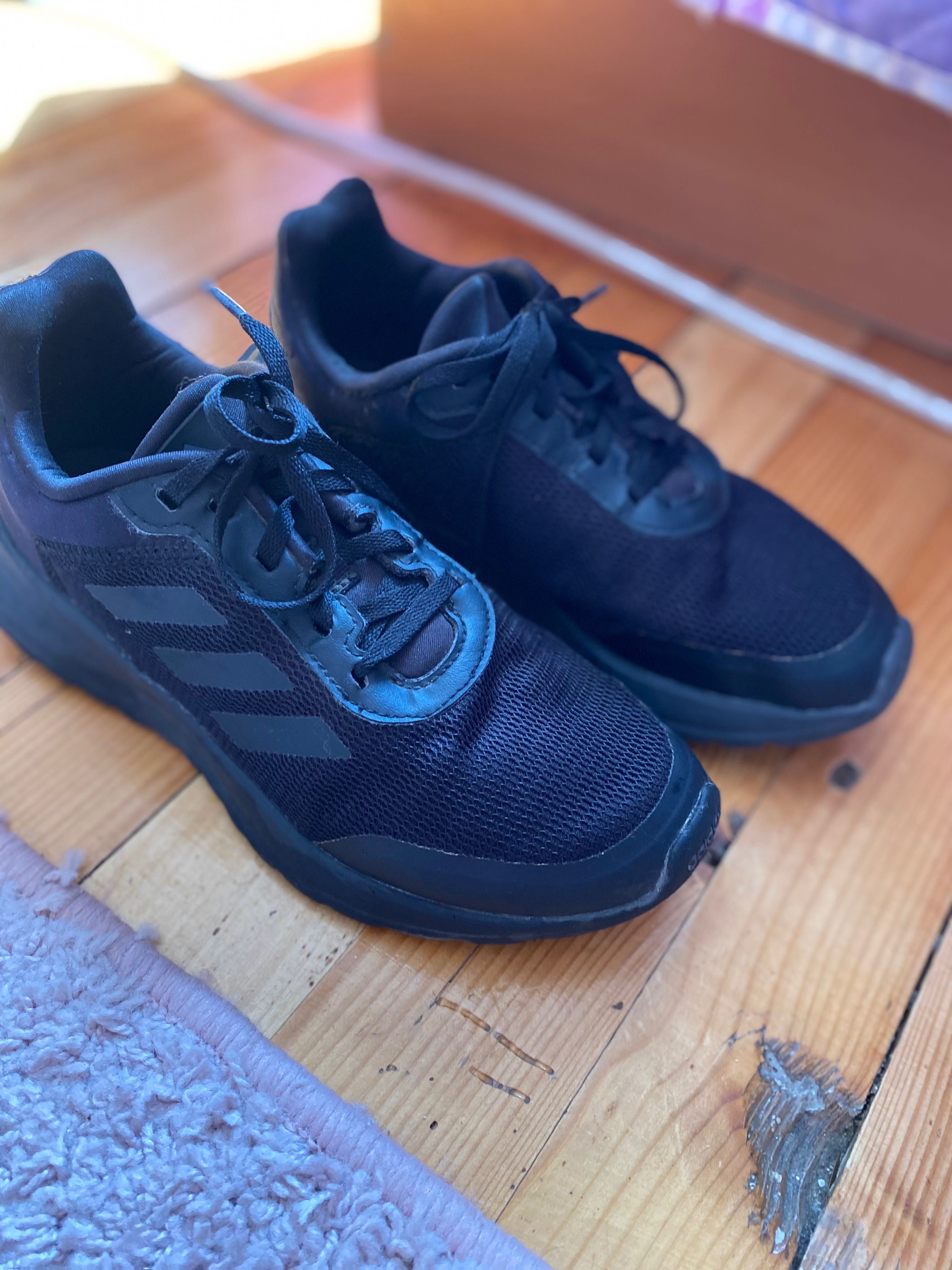 Оригинални дамски  маратонки adidas, размер 38, носени няколко пъти.