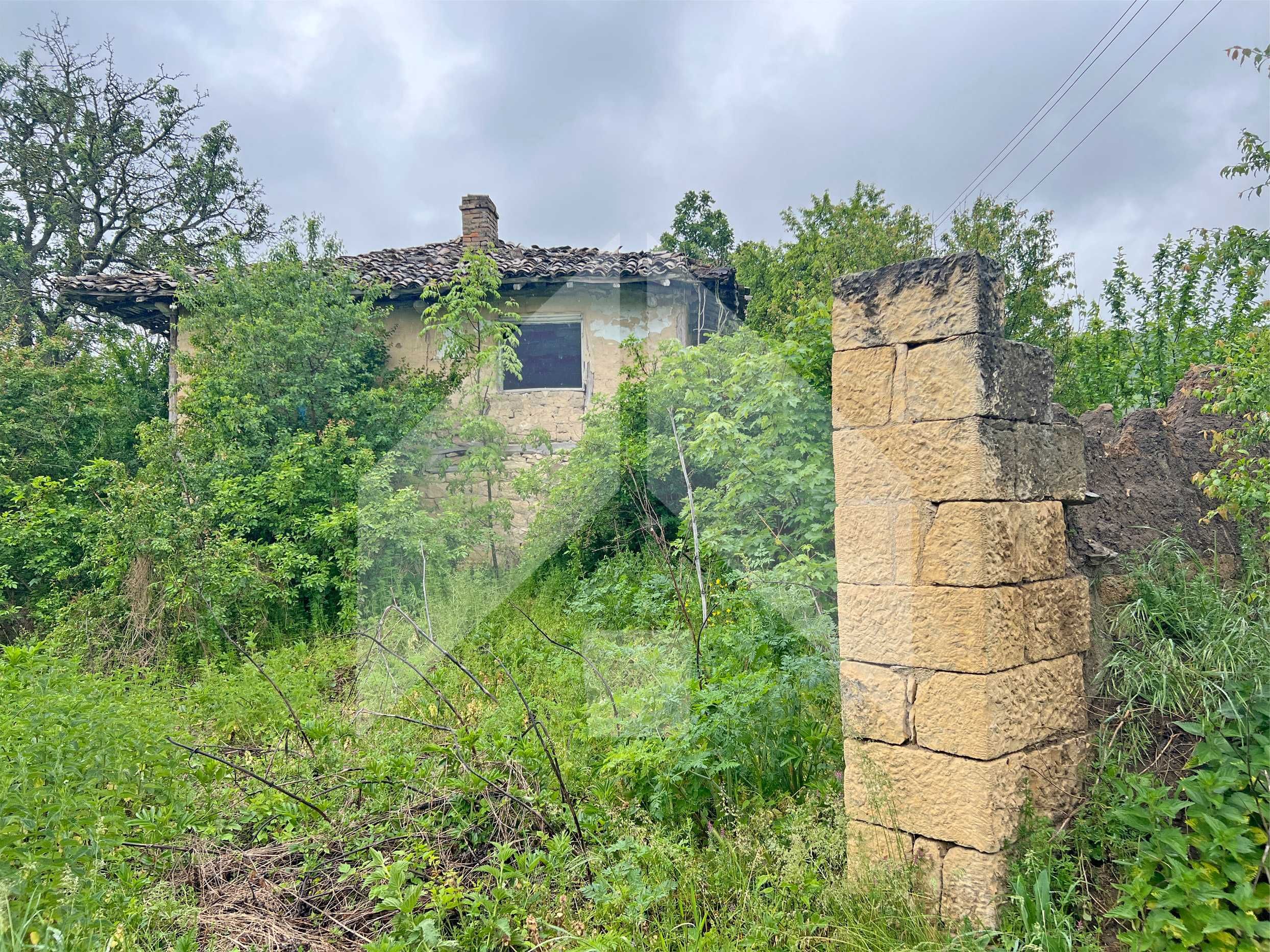 Продава дворно място, парцел 830 кв.м. със стара къща с. Войвода.