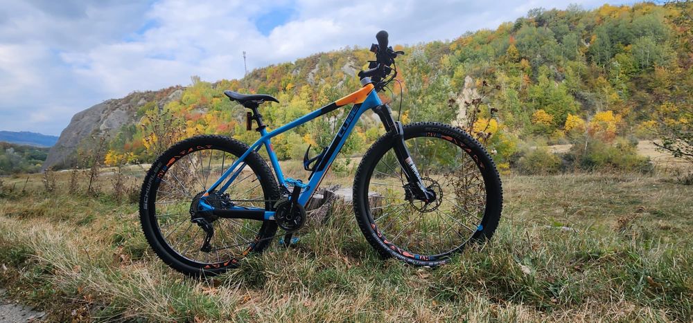 Vând bicicleta Cube Cross Cowntry configuratie Carbon