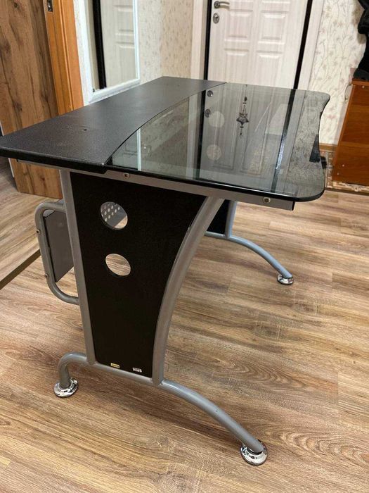 Стеклянный стол, компьютерный