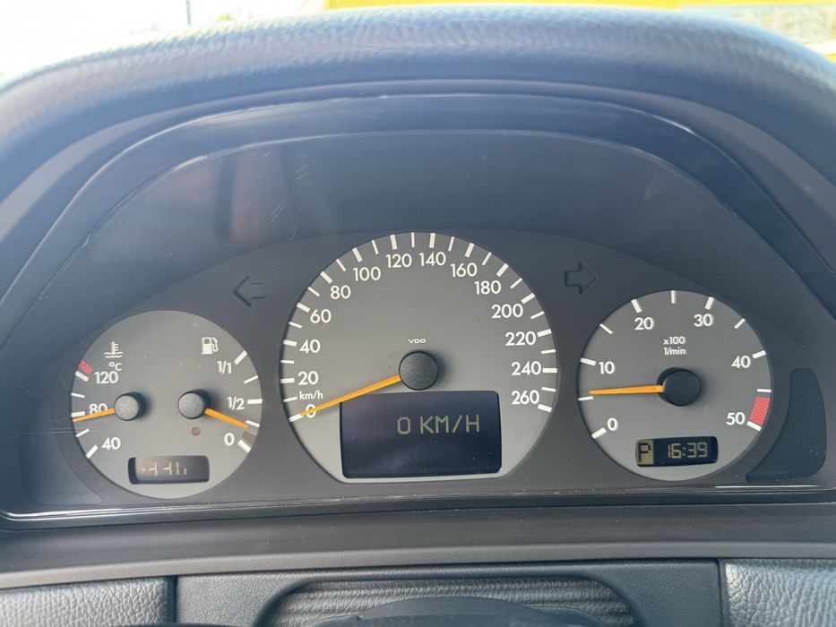 Mercedes-Benz E270 W210