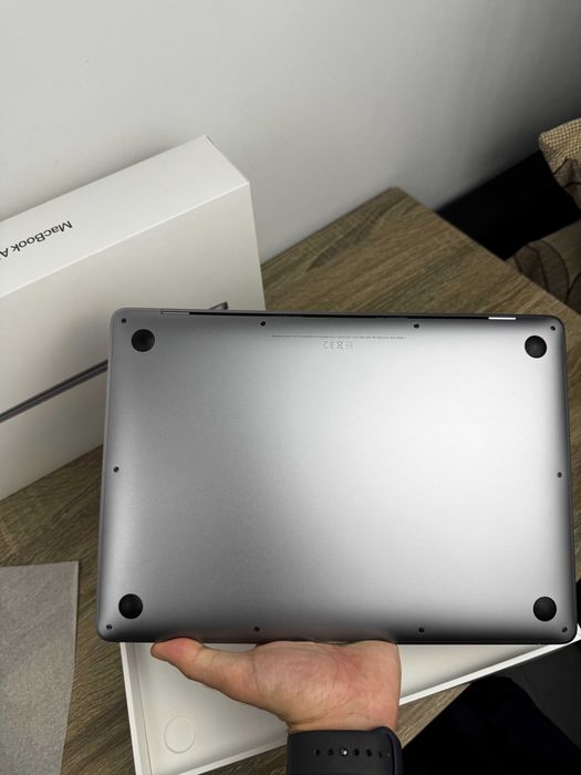 MacBook Air 13" M1 (2020) - Space Grey, 8GB RAM, 256GB SSD