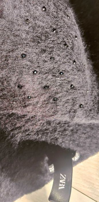 Fular Zara călduros și elegant cu ștrasuri și conținut de lână