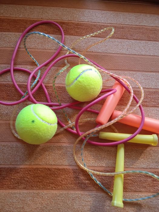 Скакалки, мячи, ортопедические стельки.