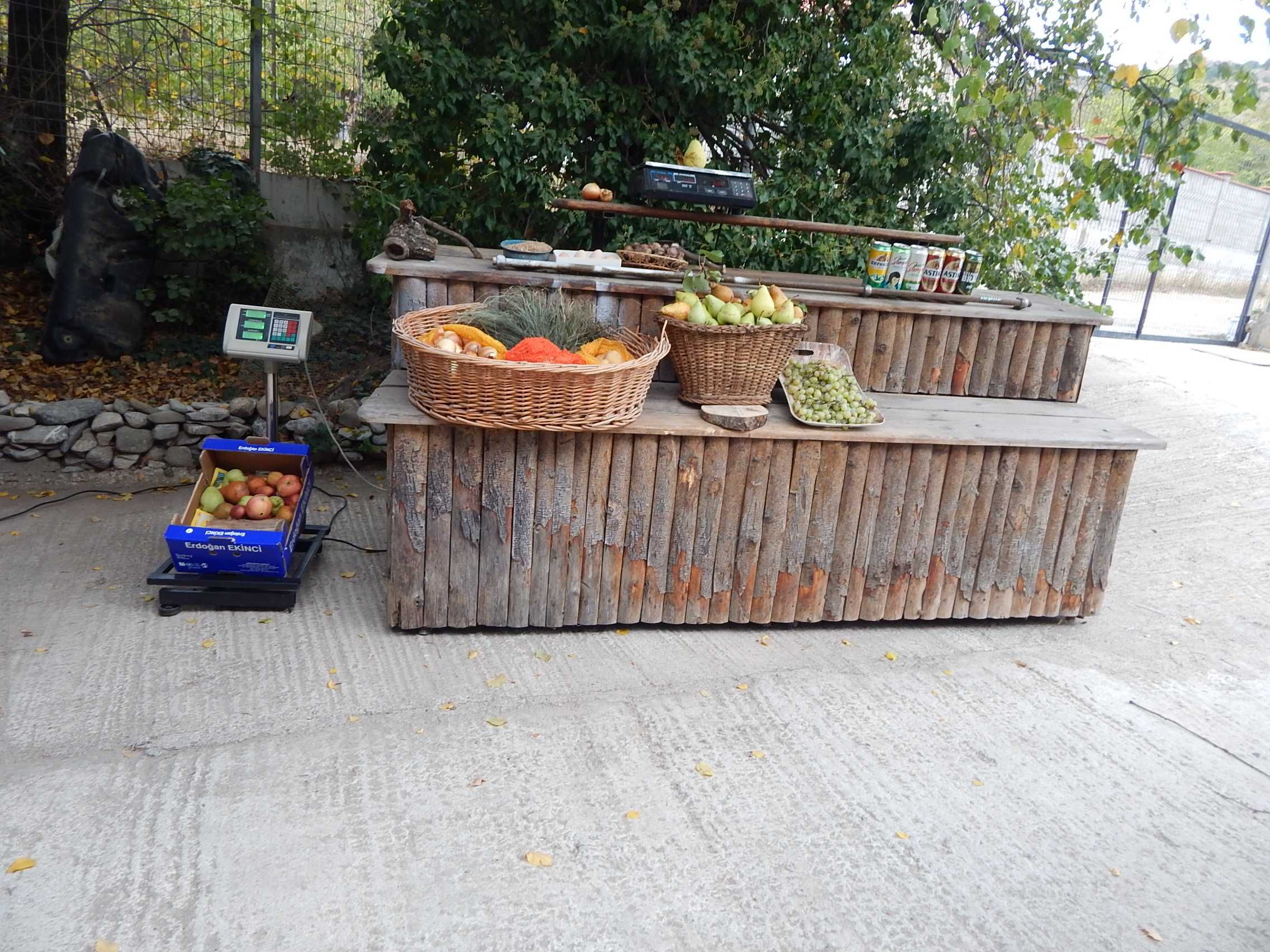Зеленчукова сергия , маса за продажба на зеленчуци и плодове.