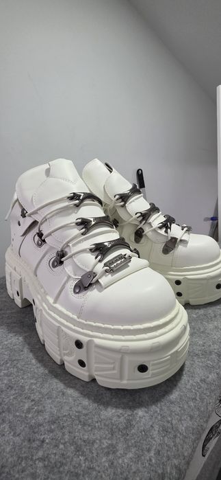 Продам новые модные ботинки
