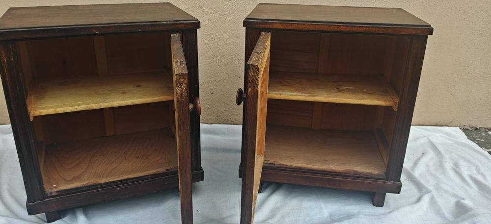 Vând 2 noptiere vintage, anii 60, stare foarte buna