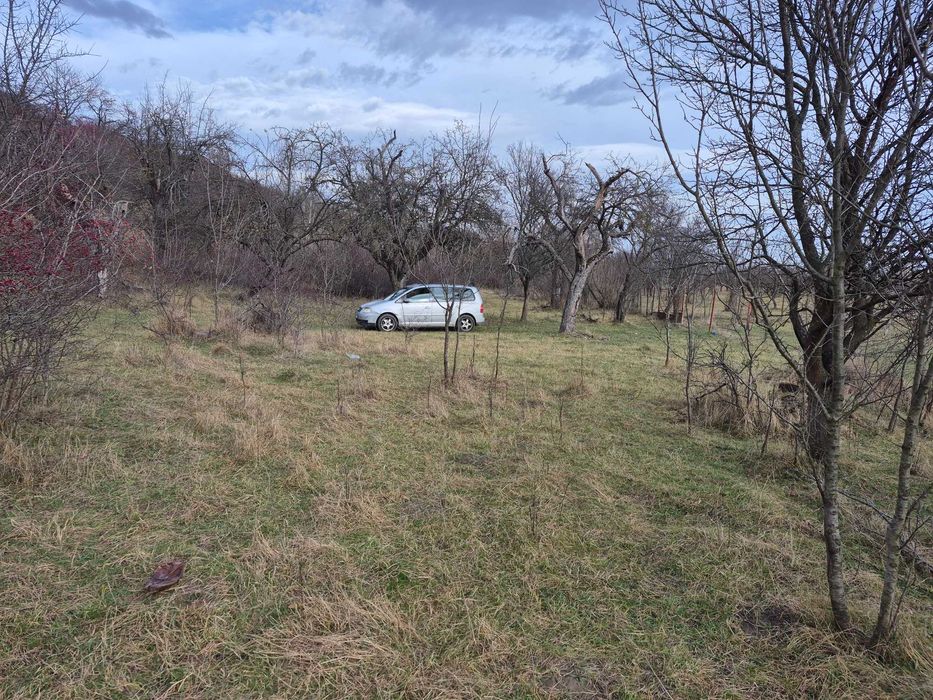 vand teren extravilan in zona Orlat , Jud. Sibiu , 2800 mp