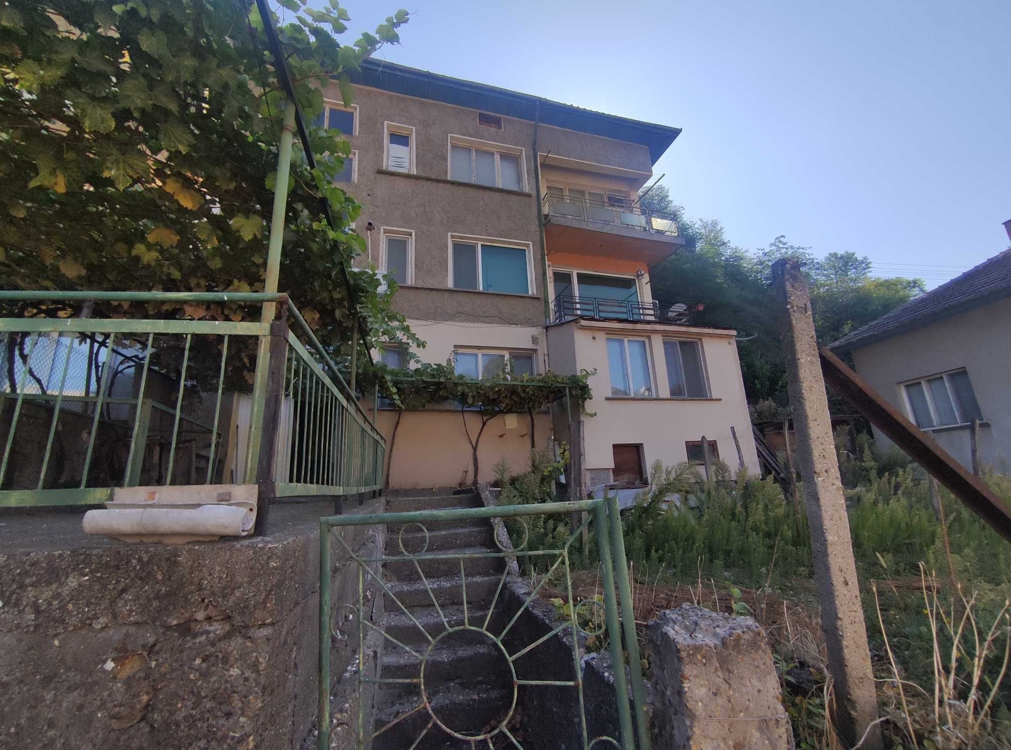 Продават се първи и трети етаж от къща