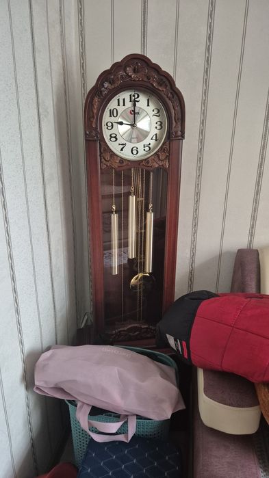 Продам Маятниковые часы ,высоким деревяном корпусом, пр Корея